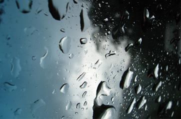 cristal con gotas de agua-consejos para conducir con lluvia